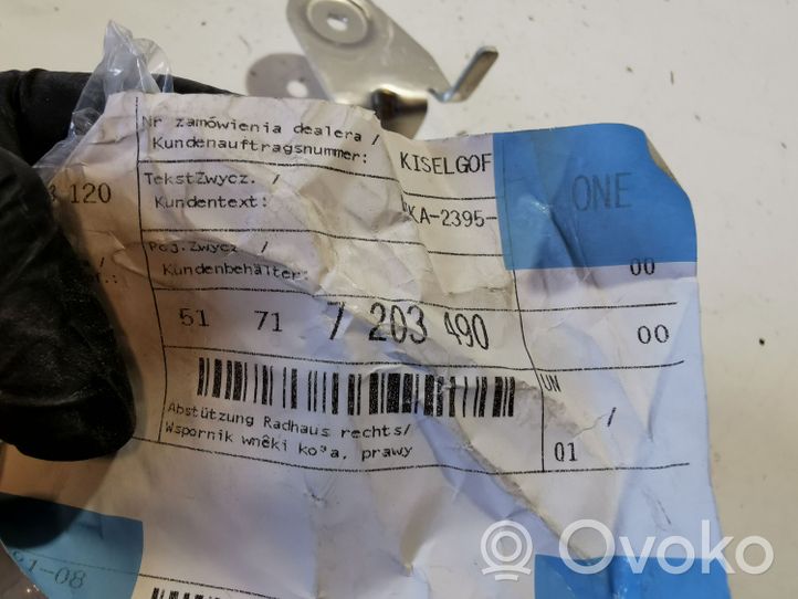 BMW 5 F10 F11 Supporto di montaggio del parafango 7203490