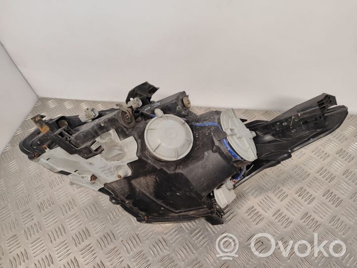 Toyota Avensis T270 Lampa przednia 8112605310