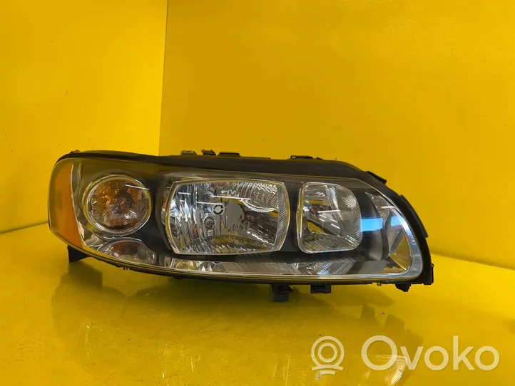 Volvo V70 Lampa przednia 30698836