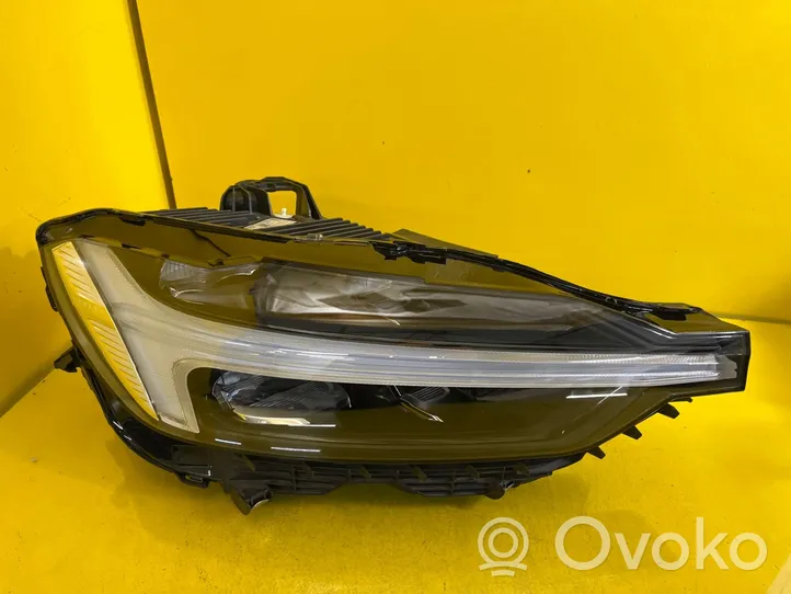 Volvo V60 Lampa przednia 32337389