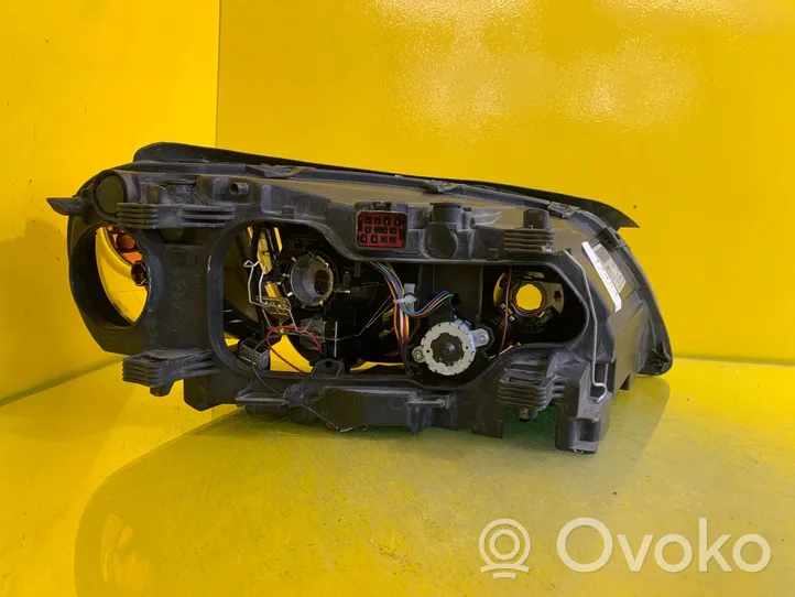 Volvo V70 Lampa przednia 31214347