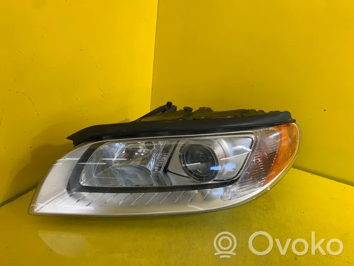 Volvo V70 Lampa przednia 31214347
