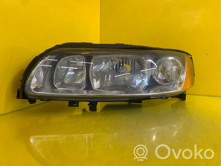 Volvo V70 Lampa przednia 30698835