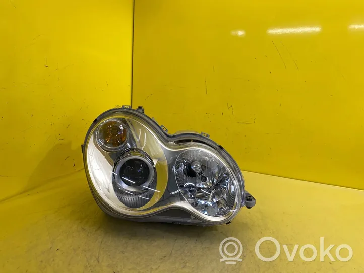 Mercedes-Benz C W203 Lampa przednia a2038203859