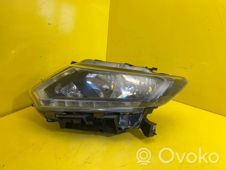 Nissan X-Trail T30 Lampa przednia 89005900