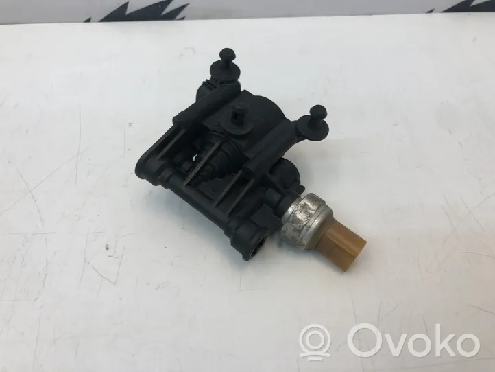 Land Rover Discovery 3 - LR3 Solenoide activador del amortiguador trasero RVH000046