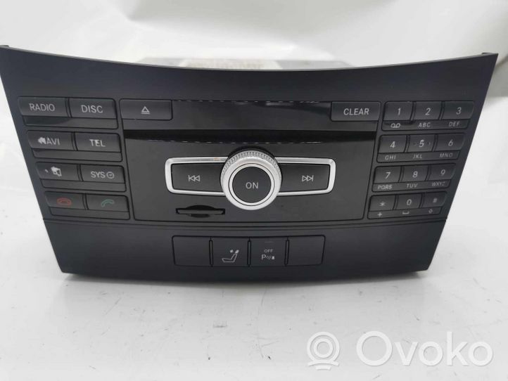 Mercedes-Benz E W212 Radio/CD/DVD/GPS-pääyksikkö A2129006313