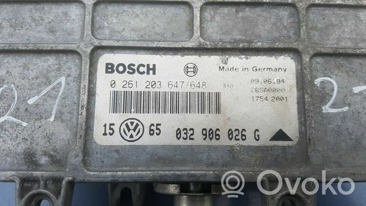 Volkswagen Golf III Calculateur moteur ECU 0261203647