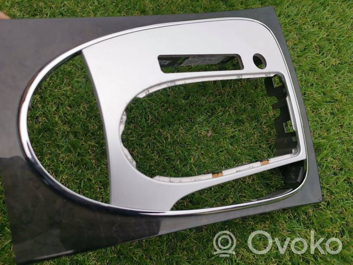 Mercedes-Benz E W211 Rivestimento in plastica cornice della leva del cambio A2116802436