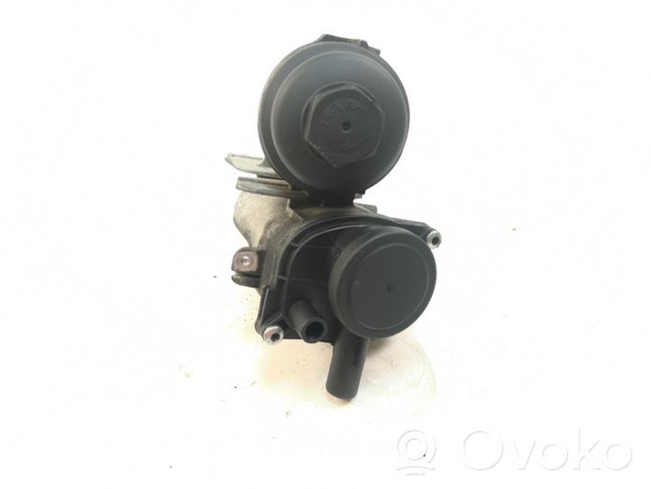 Volvo V70 Supporto di montaggio del filtro dell’olio 30677920