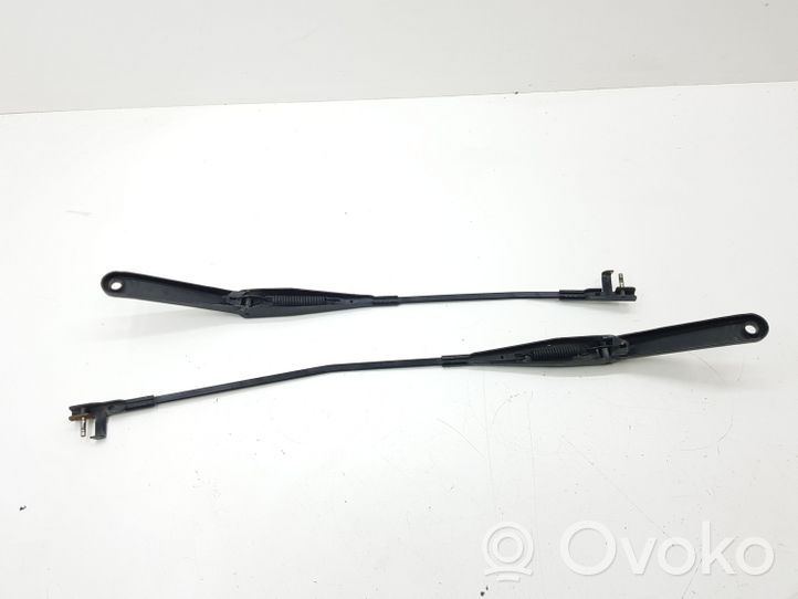 Ford Focus Braccio della spazzola tergicristallo anteriore 4M5117526AB