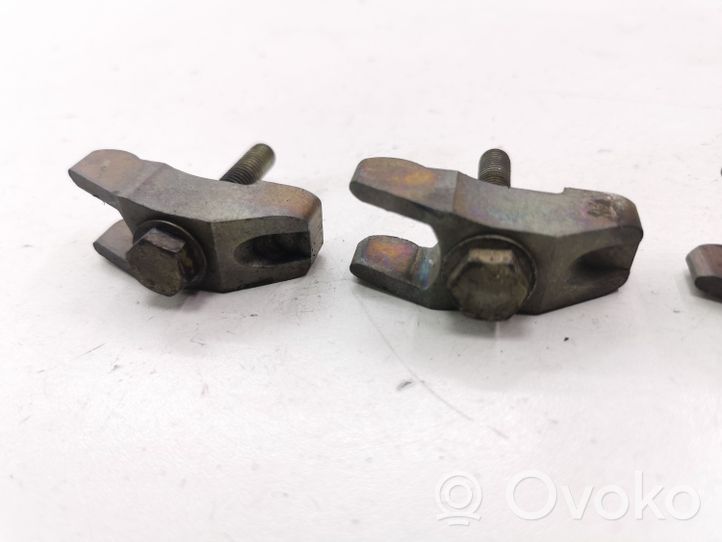 Volkswagen PASSAT B5 Support de pince d'injecteur de carburant 