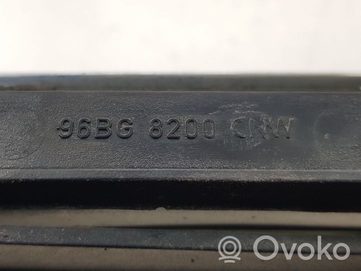 Ford Mondeo MK II Etupuskurin ylempi jäähdytinsäleikkö 96BG8200CNW