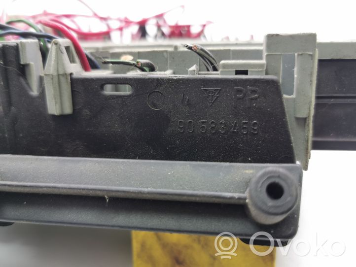 Opel Vectra B Fuse module 90505470