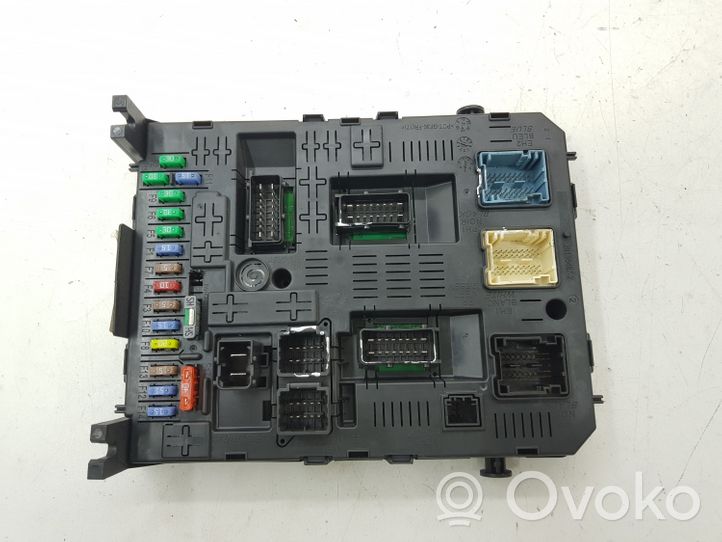 Peugeot 5008 Module de fusibles 966689538002