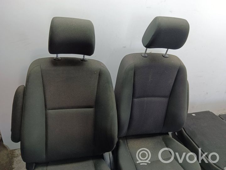 Toyota Corolla Verso E121 Salona daļu komplekts 