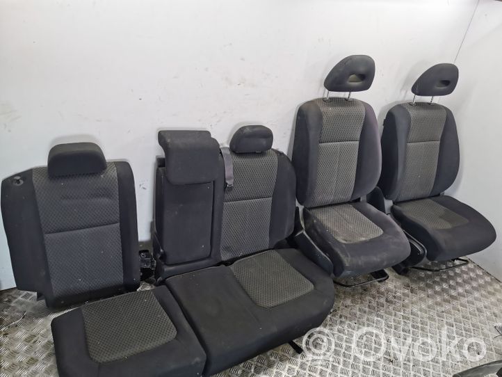 Nissan X-Trail T31 Set interni 