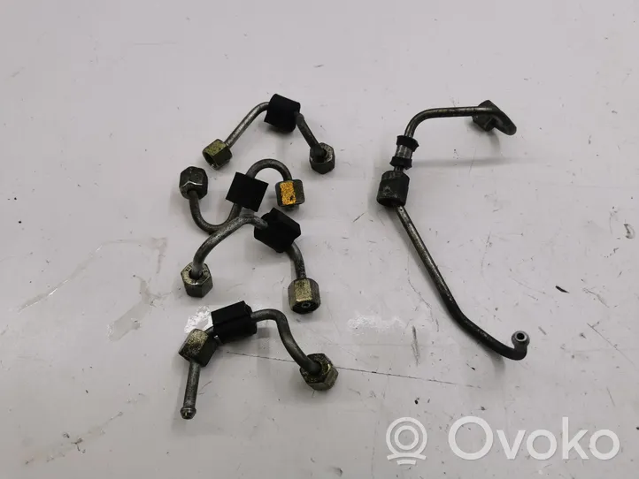 Volkswagen PASSAT B8 Fuel injector supply line/pipe 