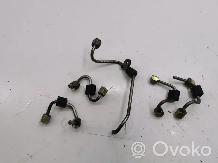 Volkswagen PASSAT B8 Fuel injector supply line/pipe 