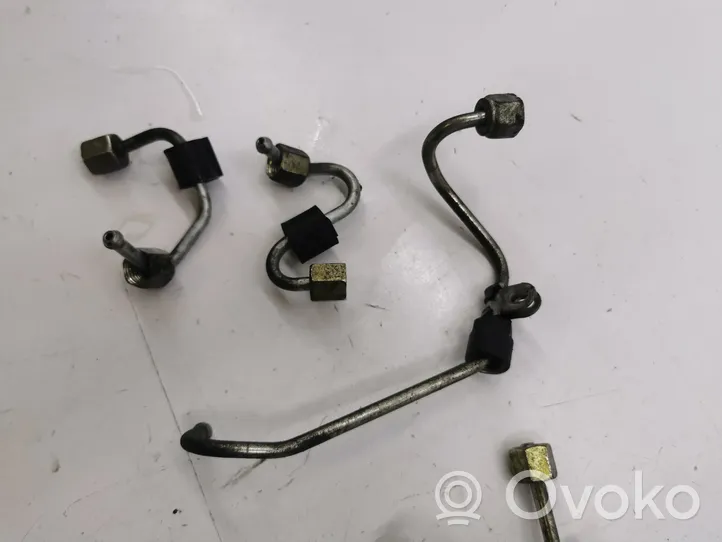 Volkswagen PASSAT B8 Fuel injector supply line/pipe 