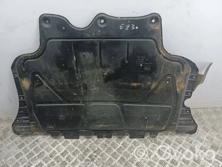 Volkswagen PASSAT B8 Engine splash shield/under tray 5Q0825236