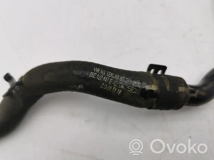 Volkswagen Golf VIII Tubo flessibile del liquido di raffreddamento del motore 05E122447E