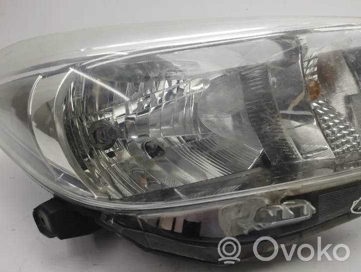 Toyota Yaris Lampa przednia 