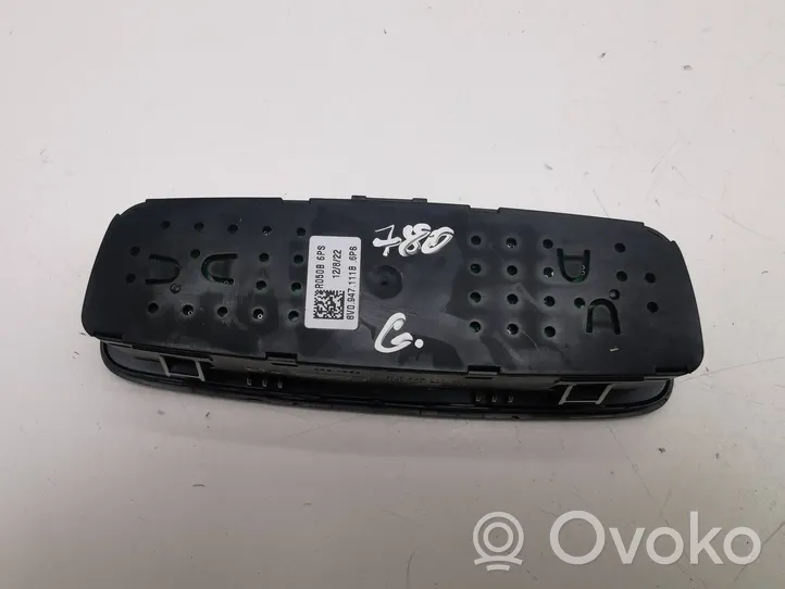 Audi Q2 - Takaistuimen valo 8V0947111A