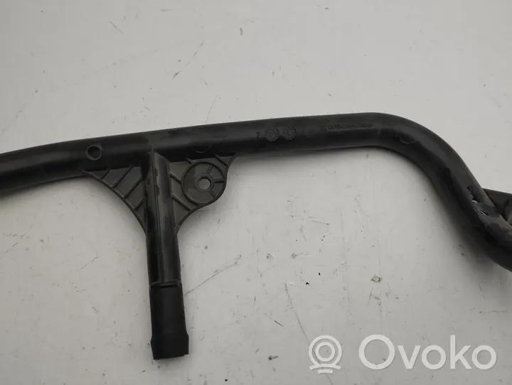 Audi Q3 F3 Tubo flessibile del liquido di raffreddamento del motore 05E121070