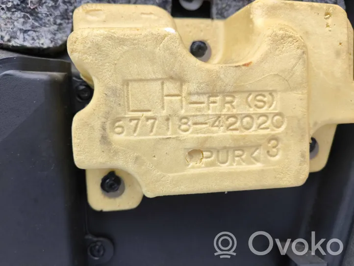 Toyota RAV 4 (XA30) Apmušimas priekinių durų (obšifke) 6771842020