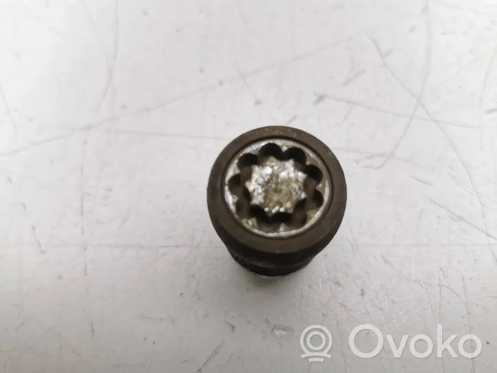 Opel Antara Anti-theft wheel nuts and lock 