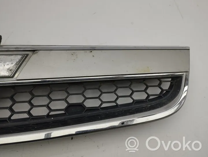 Chevrolet Captiva Grille calandre supérieure de pare-chocs avant 96442718