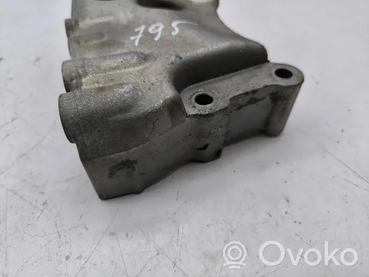 Nissan Qashqai Supporto di montaggio del motore (usato) 112318425R