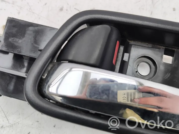 Honda CR-V Front door interior handle 