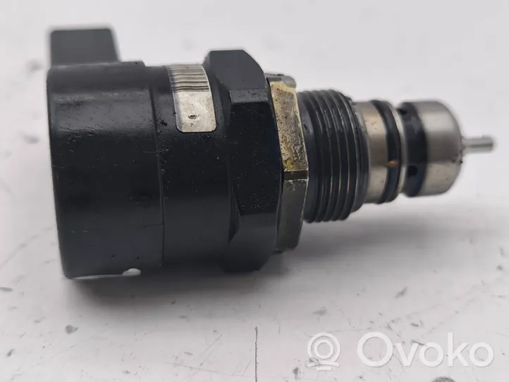 BMW 5 E60 E61 Fuel pressure regulator 0281002481