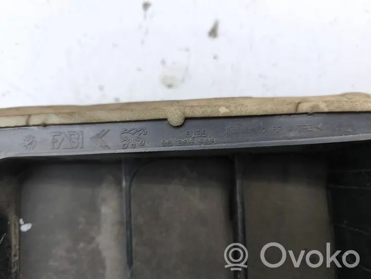 Citroen C4 II Picasso Kratka wentylacyjna pod zderzakiem tylnym 96384903