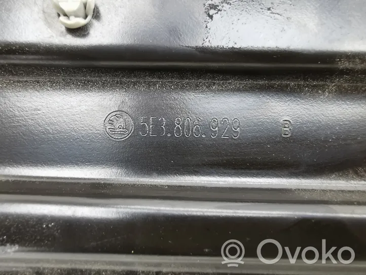 Skoda Octavia Mk4 Uchwyt / Mocowanie lampy przedniej 5E3806929