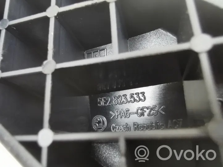 Skoda Octavia Mk4 Rączka / Uchwyt otwierania pokrywy przedniej / maski silnika 5E2823533