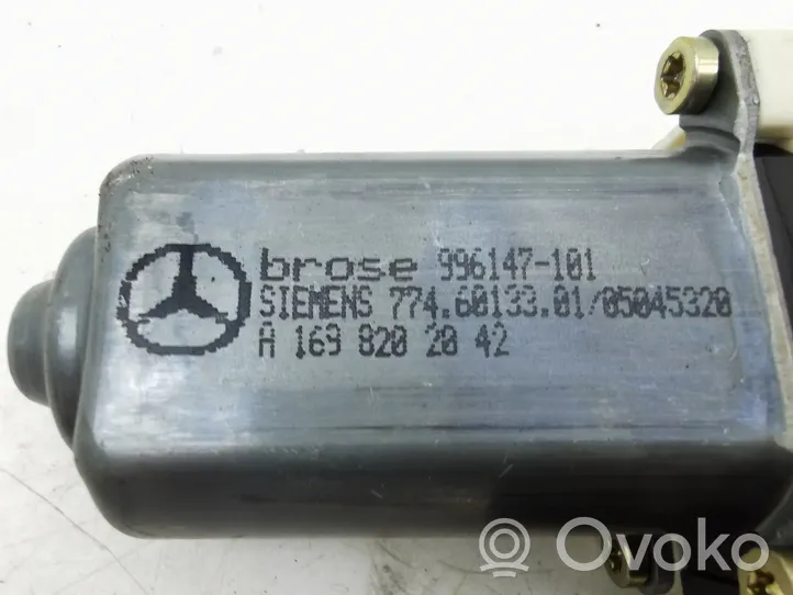 Mercedes-Benz B W245 Takaoven ikkunan nostomoottori A1698202042