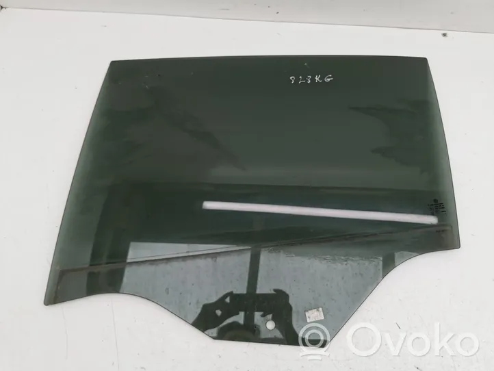 Volkswagen Golf VIII Vetro del finestrino della portiera posteriore 