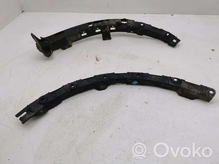 Audi A2 Supporto di montaggio del parafango 8Z0853861A