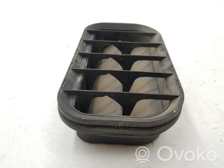 Volkswagen PASSAT B5.5 Quarter panel pressure vent 4A0819181