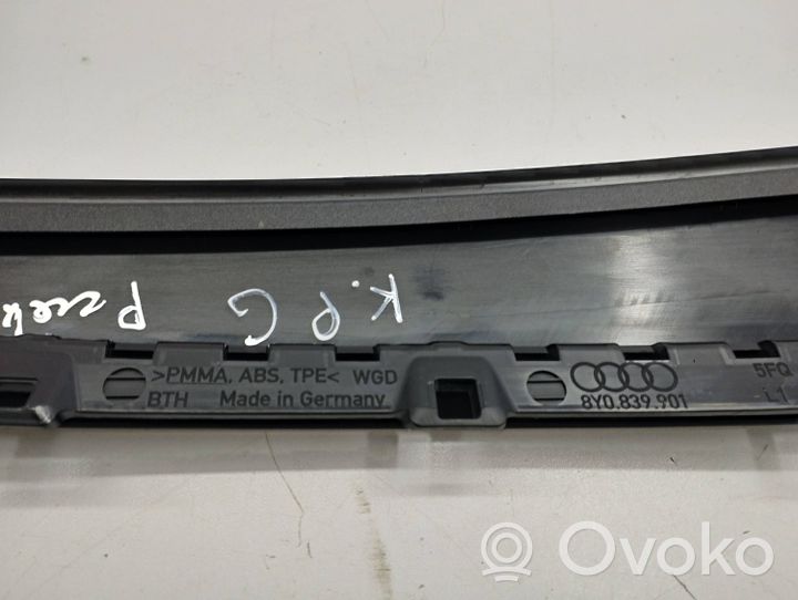 Audi A3 8Y Listwa / Uszczelka szyby drzwi tylnych 8Y0839901