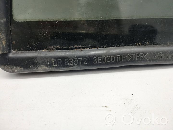 KIA Sorento Vetro del deflettore posteriore 835723E000