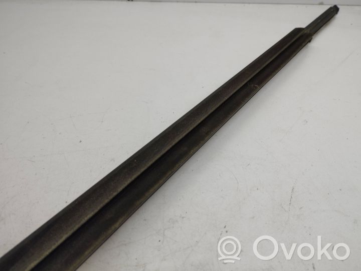 Mercedes-Benz E W213 Rivestimento modanatura del vetro della portiera anteriore A2137200224