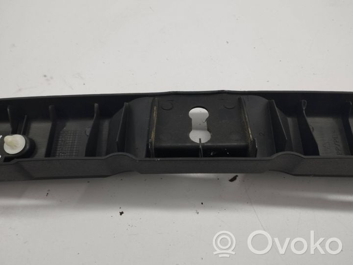 Toyota Corolla Verso AR10 Protector del borde del maletero/compartimento de carga 647160F010