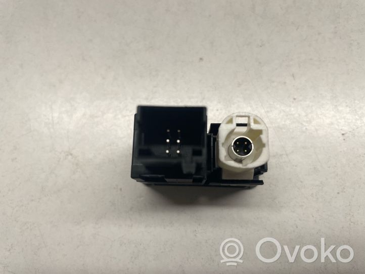 BMW 3 F30 F35 F31 Gniazdo / Złącze USB 84109229247