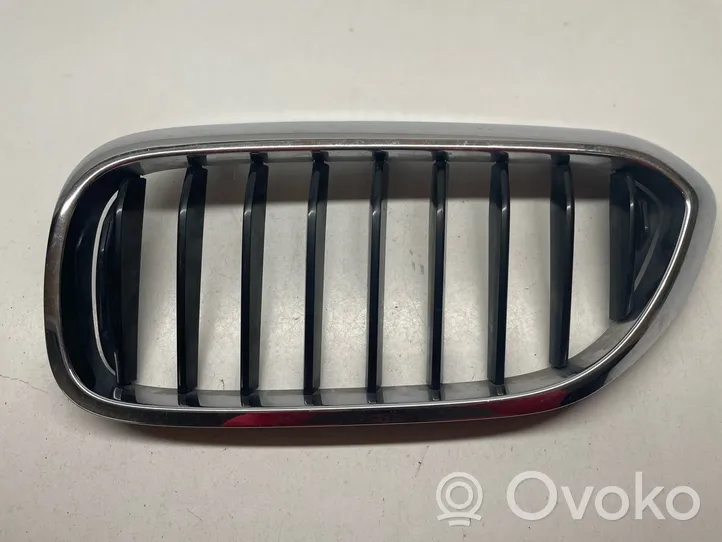 BMW 5 G30 G31 Grille calandre supérieure de pare-chocs avant 8070471