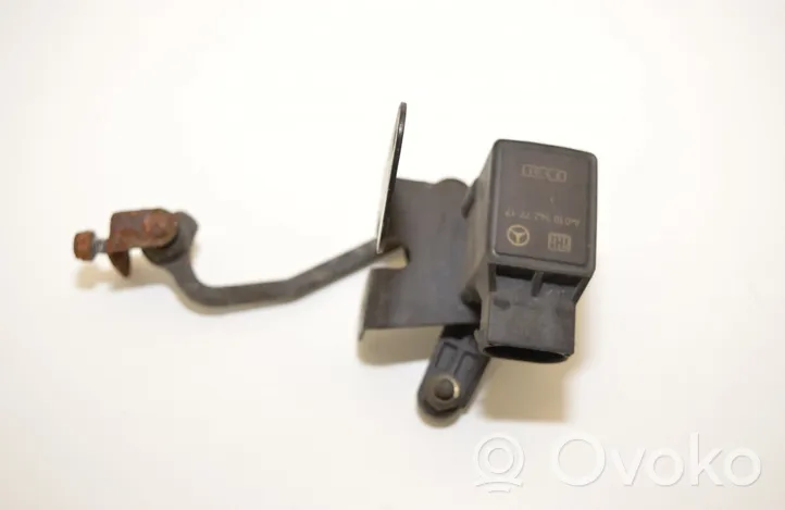 Mercedes-Benz E W210 Sensor de altura del nivel de la suspensión neumática trasera A0105427717