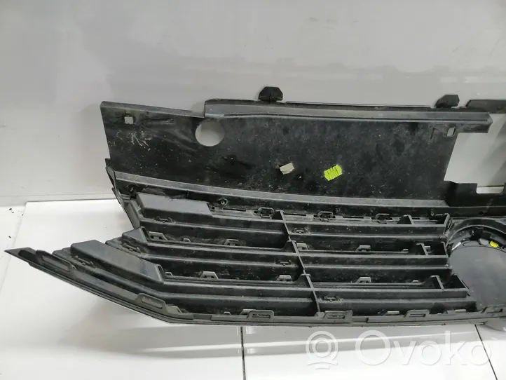 Volkswagen PASSAT B8 Grille calandre supérieure de pare-chocs avant 3C0853653